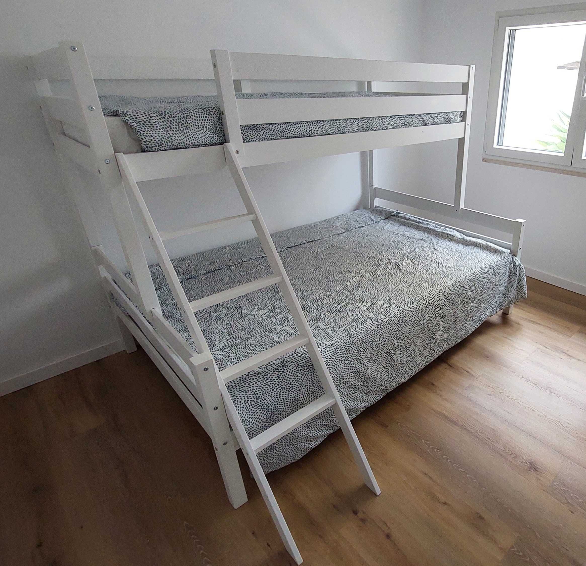 Beliche, com cama de solteiro e de casal (colchões incluídos)