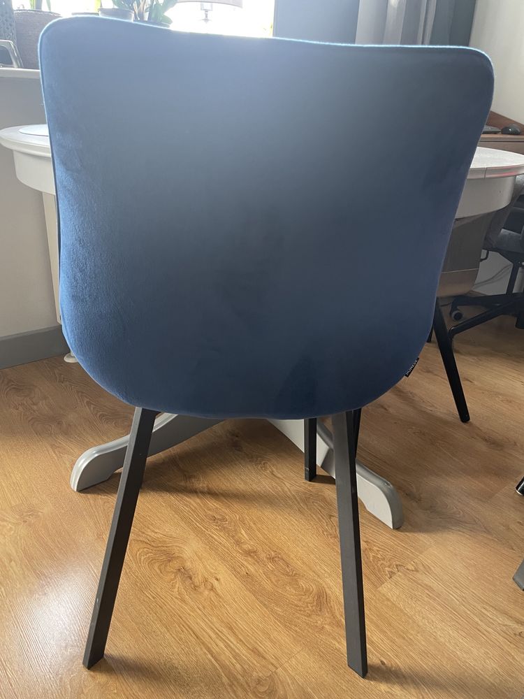 Krzesło welurowe granatowe