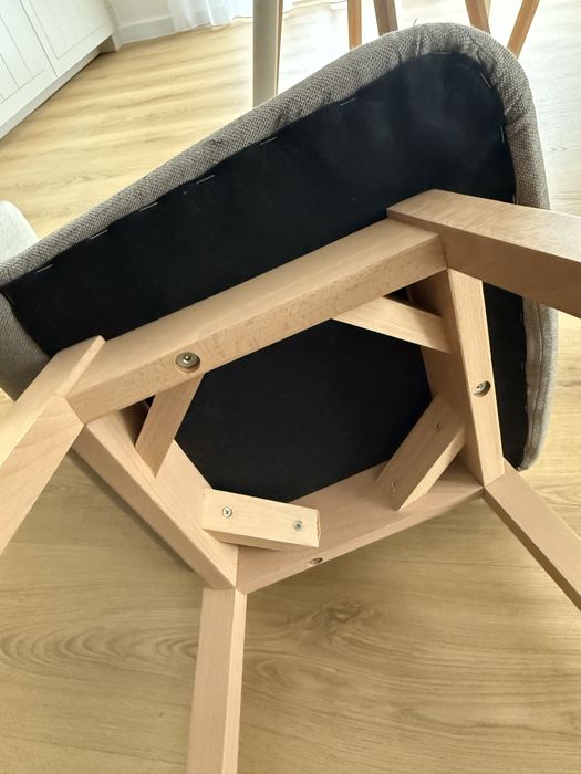 Stoł z krzesłami z drewna vox