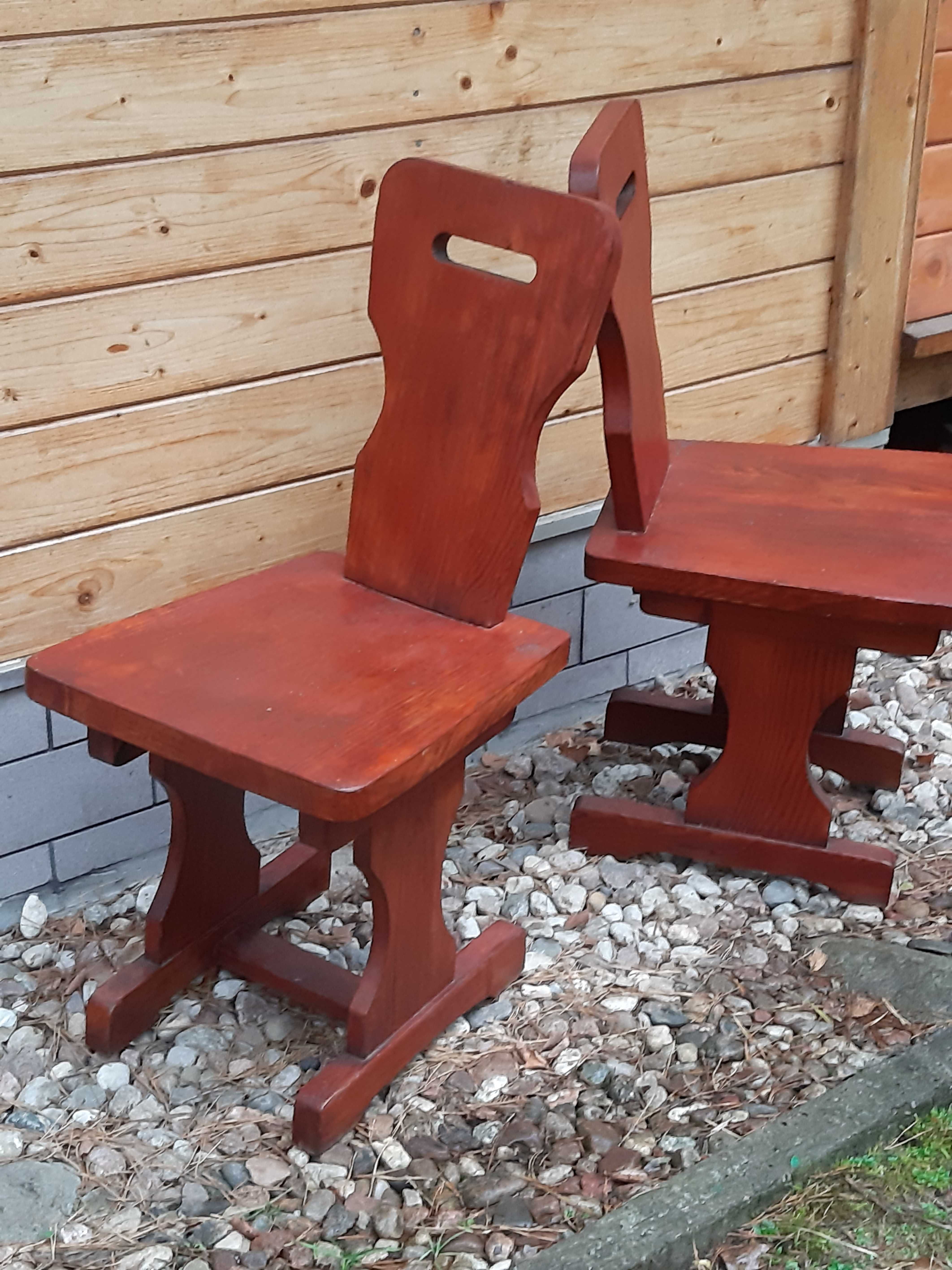 stare drewniane krzesła ludowe