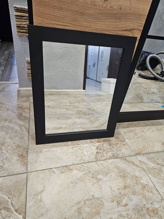 Lustro w drewnianej grubej ramie 59x69