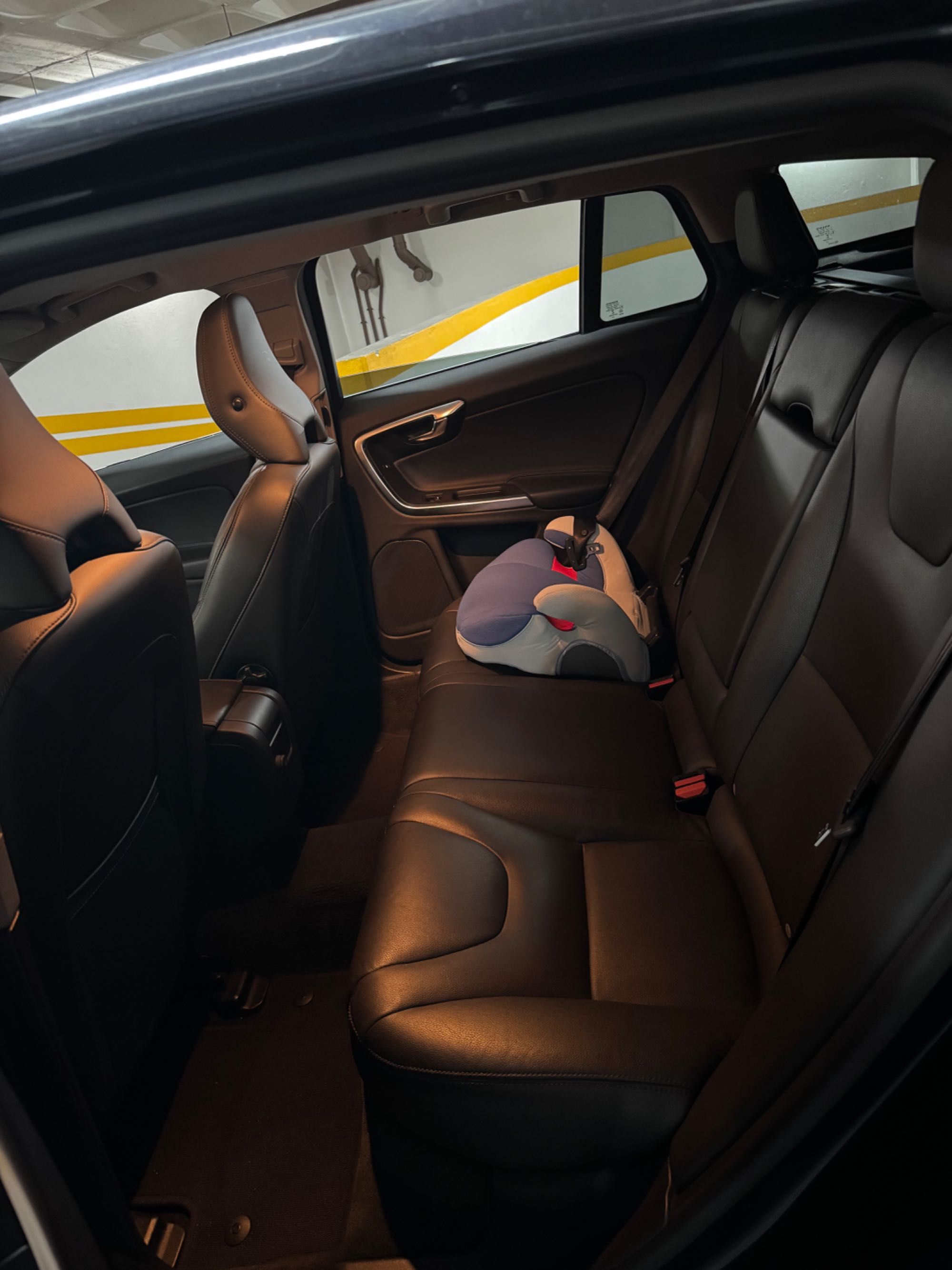 Volvo V60
 Híbrido Plug-in 251000km 2.4 D / 286cv 2014 Importado