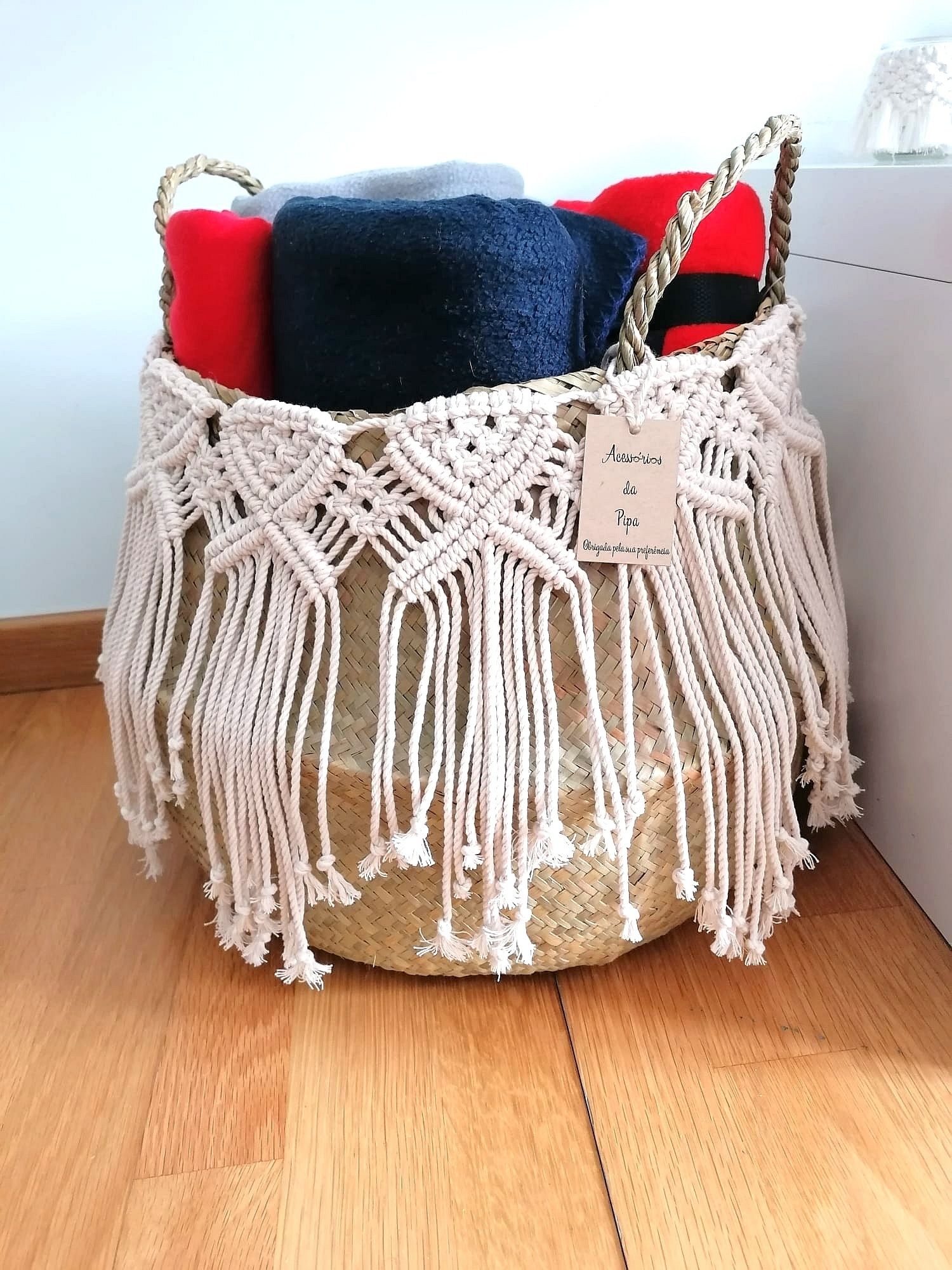 Cesto em vime decorado com macramé