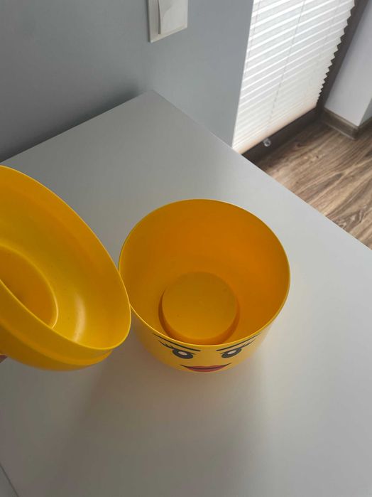 Pojemnik na lego głowa.