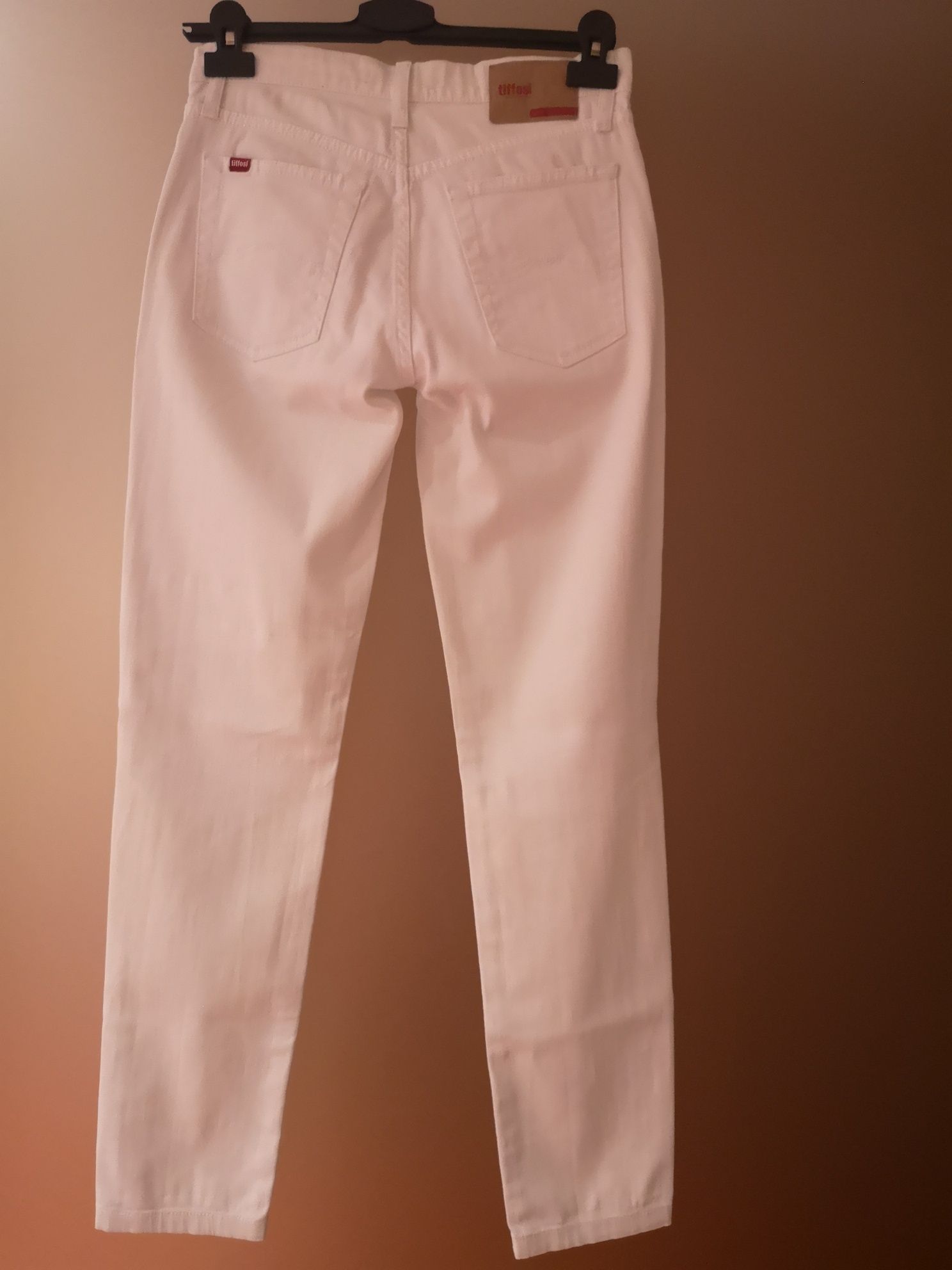 Jeans brancos senhora da "Tiffosi"