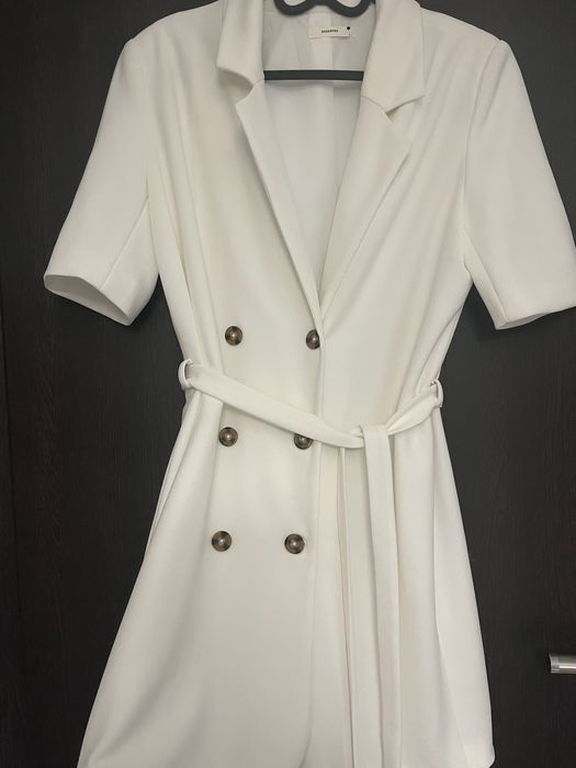 Sukienka o kroju marynarki beżowa