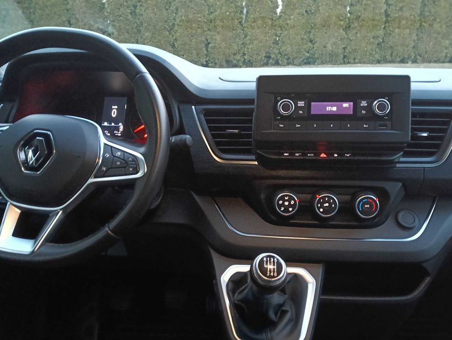 Wynajem busa Renault Trafic 9 osobowy