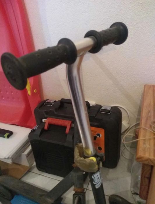 2 trotinetes infantis