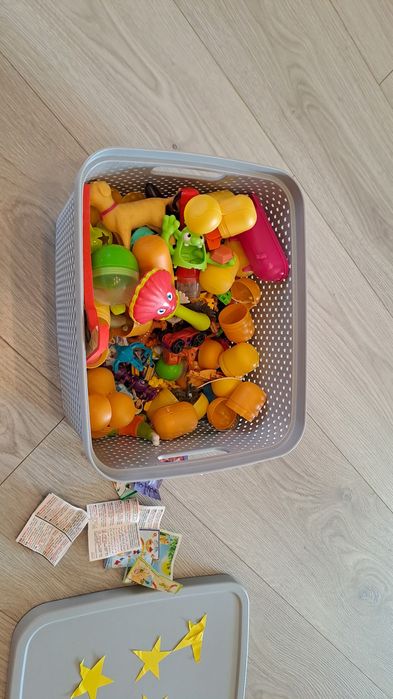 Pudełko z zabawkami z Kinder niespodzianek i inne figurki