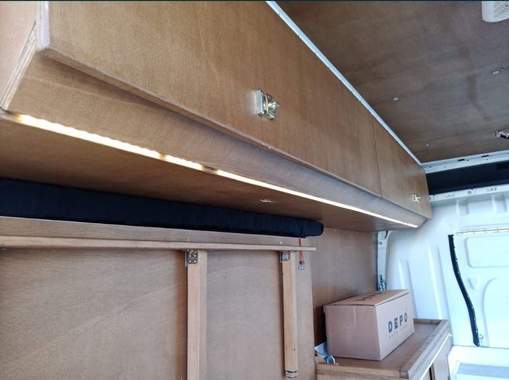 Campervan Renault Mercadorias com espaço habitacional