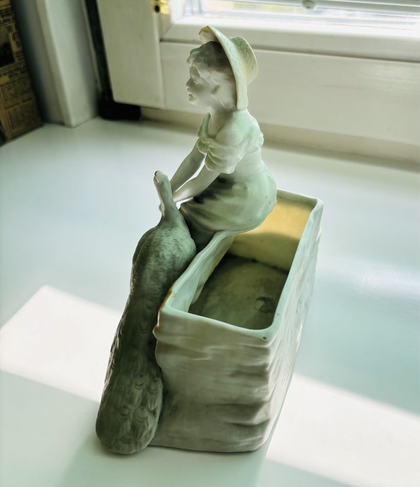 Porcelanowa Dama z Pawiem