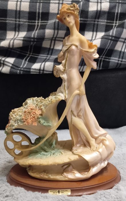 Estatueta de marfinite