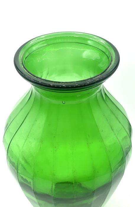 Vaso de vidro checo verde esmeralda com lapidação facetada antigo