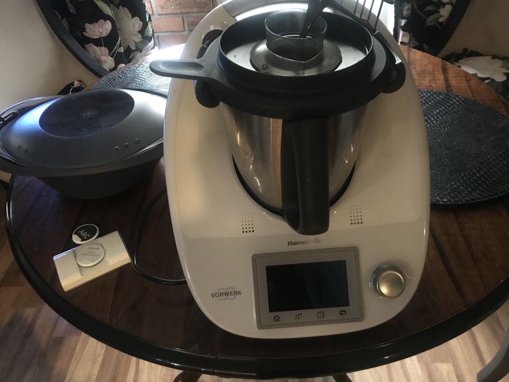 Thermomix z dodatkowymi przyrzadami