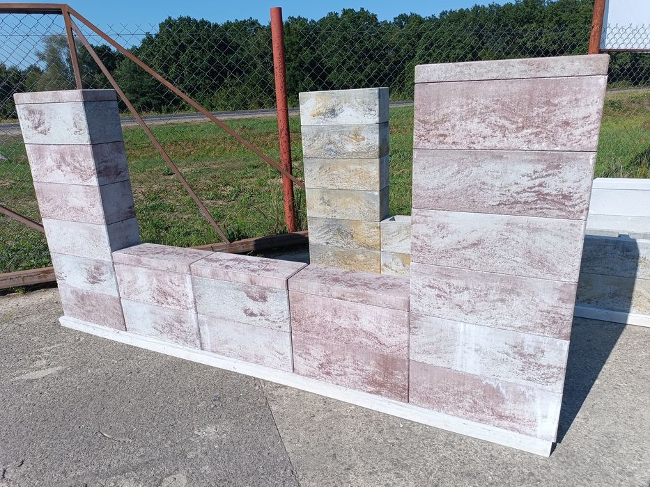 Блоки на Паркан, Збірний фундамент