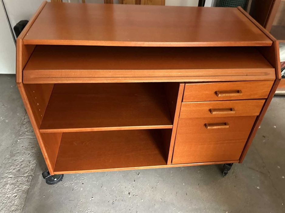 biurko z wysuwana półką pod klawiaturę