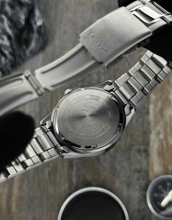 Casio Classic MTP-1384D — мужские часы с римскими цифрами