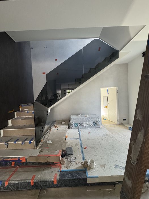 Balustrady szklane. Balustrady zewnetrzne i wewnetrzne. Daszki szklane