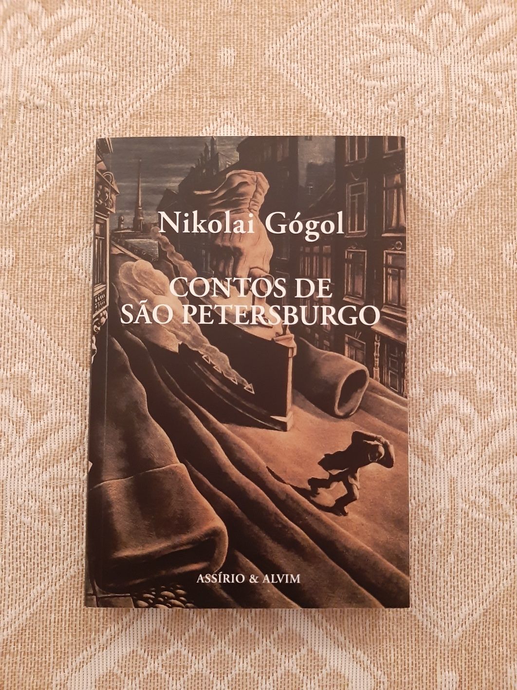 Vendo 'Os Contos de São Petersburgo', de Gógol.