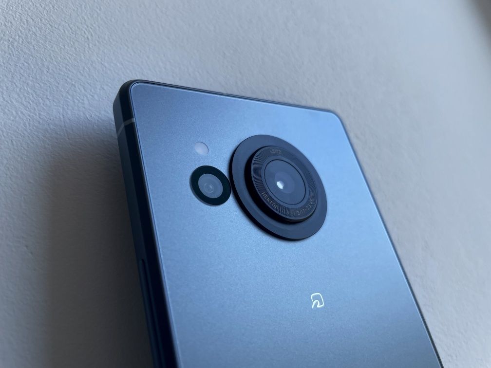 Японский флагман Sharp AQUOS R8 - 2 sim 4570ma IP68 STD810 8Gen2 240Гц