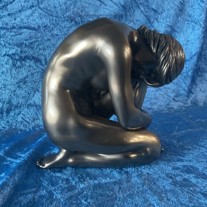 Escultura femenina em cold cast bronze finnish alt,16 cm