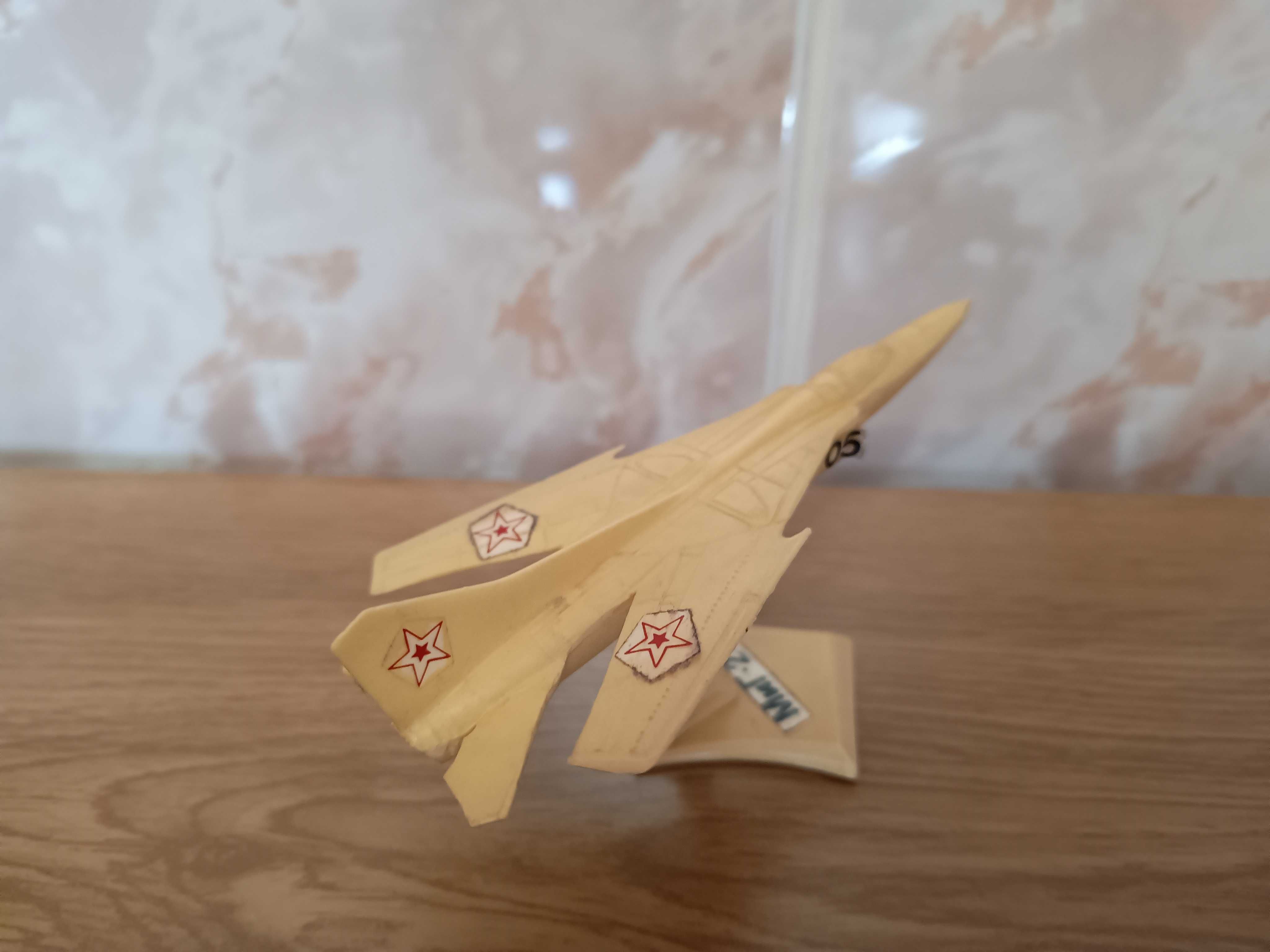 Mig-23 model plastikowy z lap 90-tych