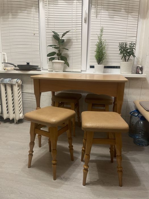 Продам комплект (стіл + 4 стула)