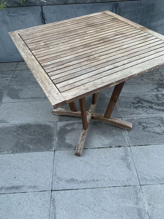Mesa de jardim em madeira