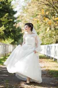Продам весільне плаття кольору айворі