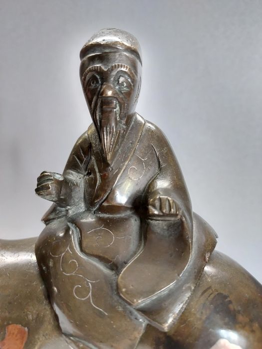 Kadzielnica z brązu,  figurka