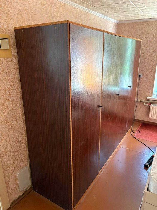 Шафа радянського типу для одягу