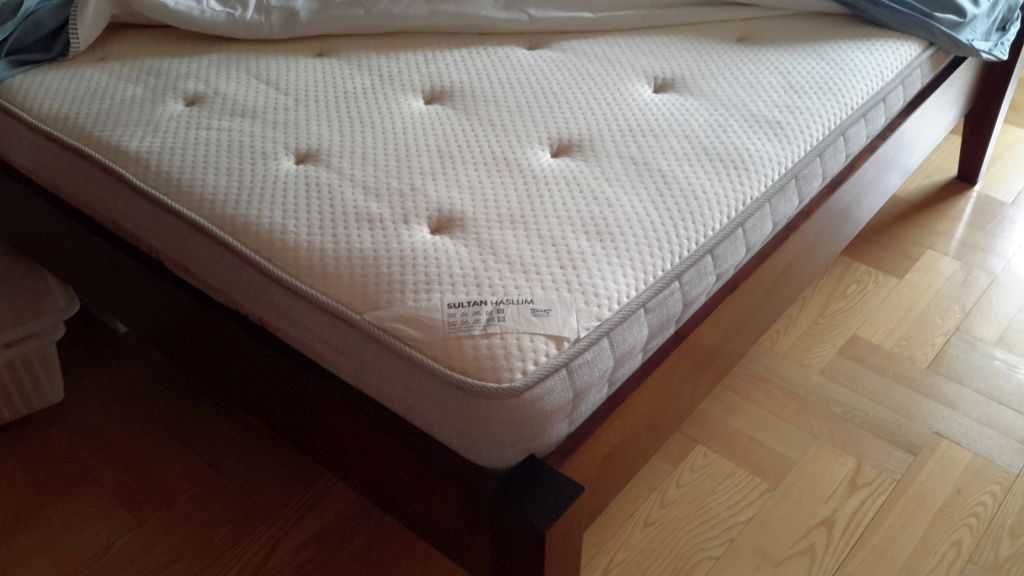 Eleganckie łózko z litego drewna