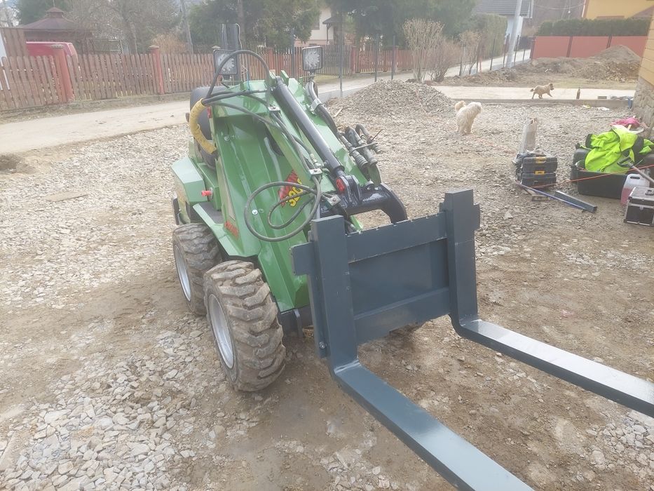 Mini ladowarka avant 320S+