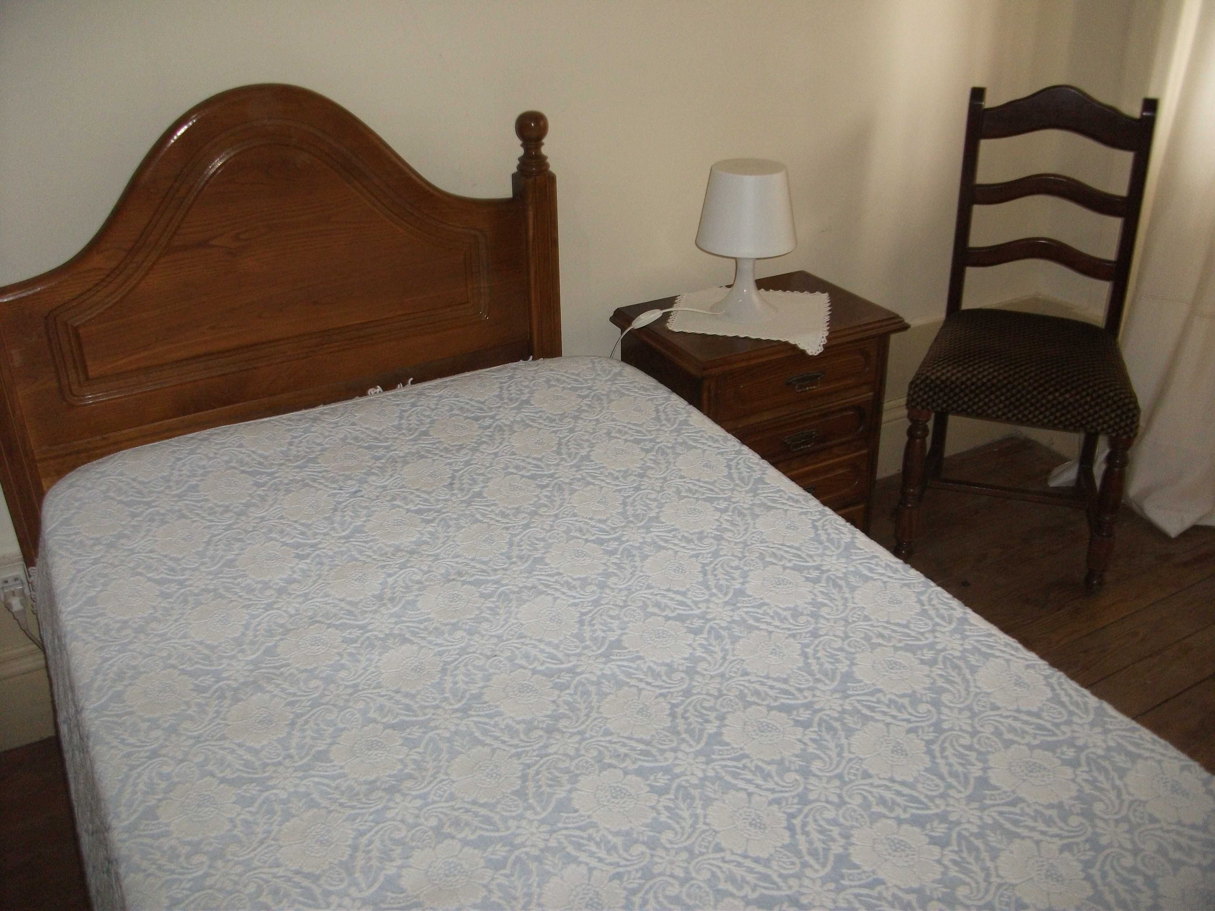 Quarto  espaçoso  a  1  menina  ou 2 meninas   no  CENTRO do Porto