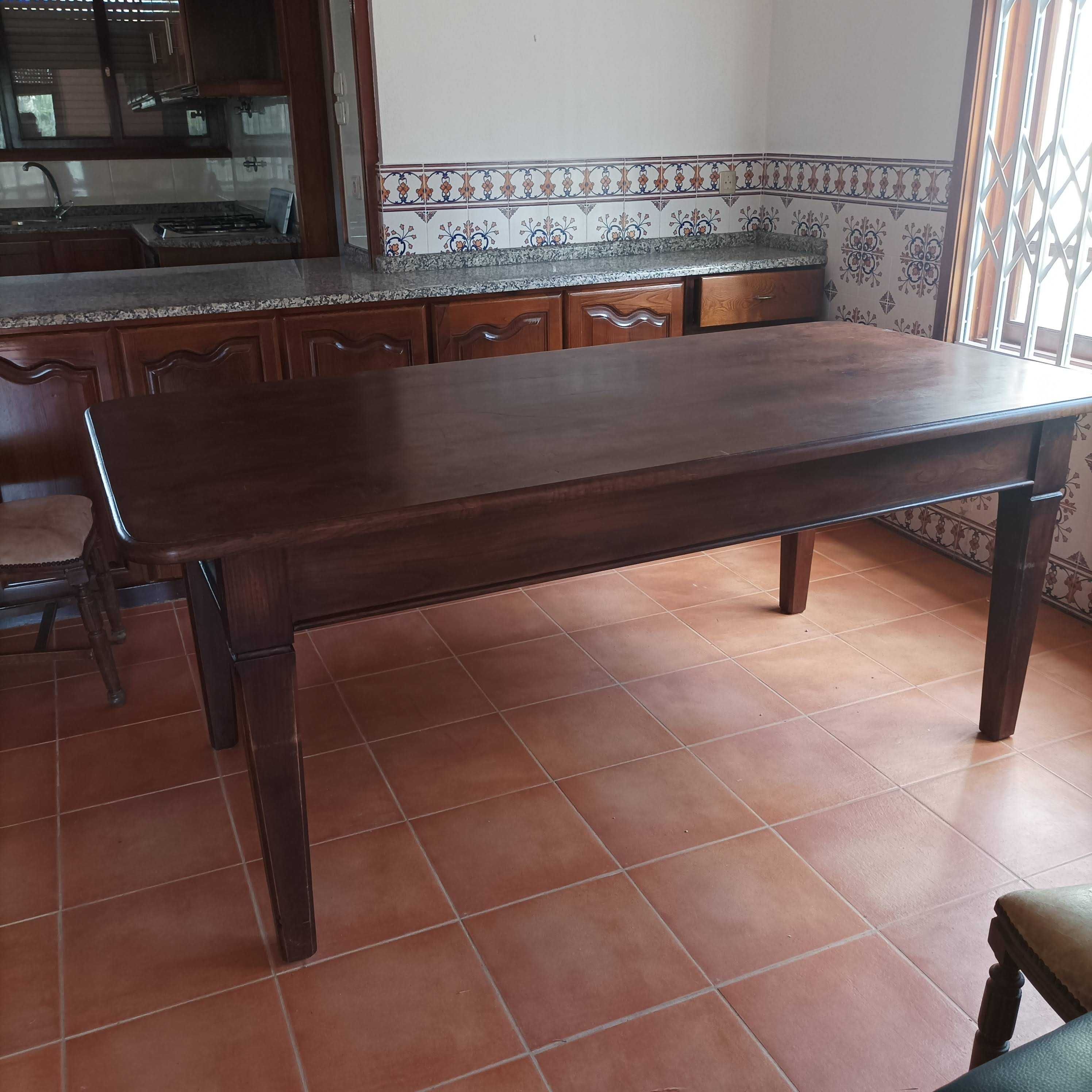 Mesa de jantar antiga em madeira maciça