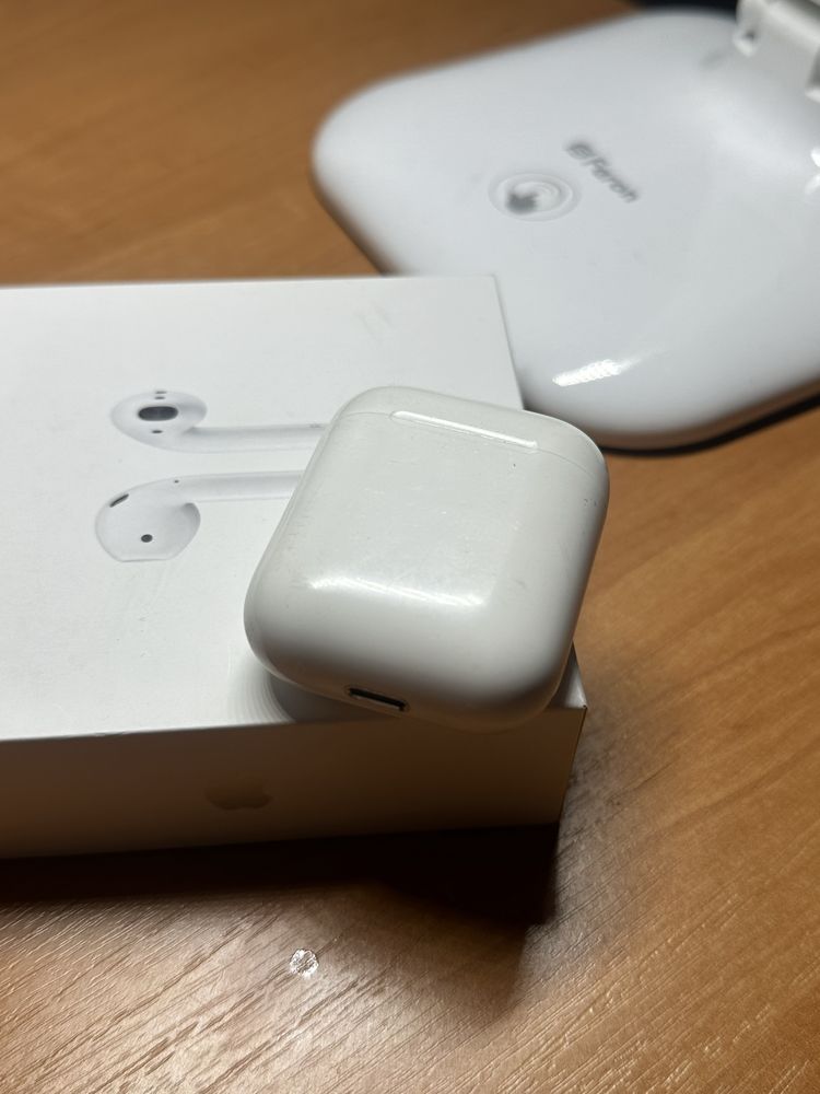 Оригінальні Бездротові навушники AirPods with Charging Case