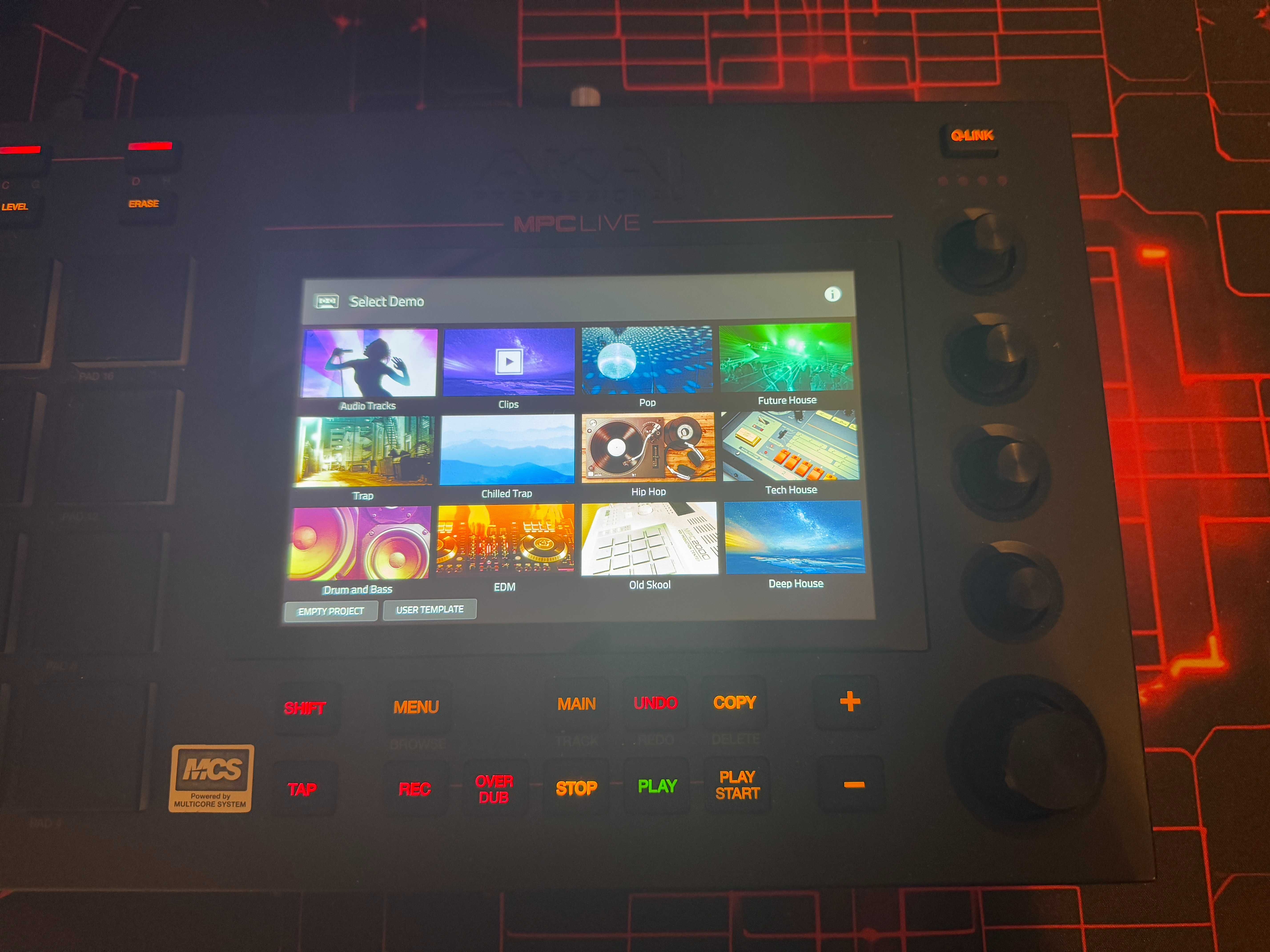 AKAI MPC Live (MPC Live 1)  sprzęt muzyczny / sampler / kontroler MIDI