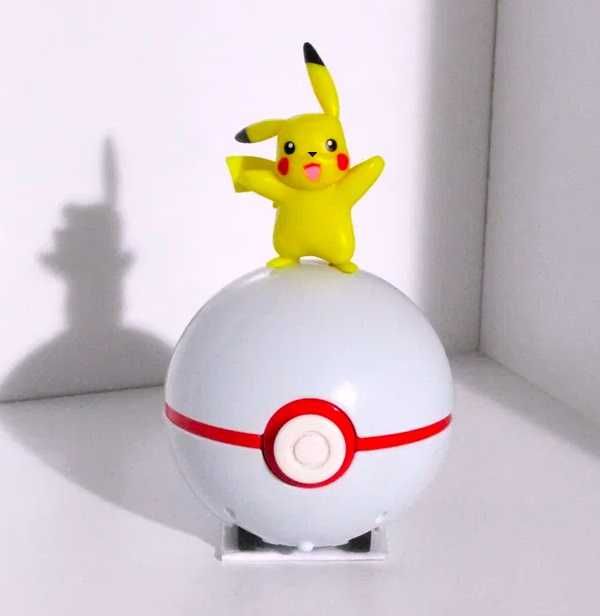 Conjunto de Pokebola + Pokemon Pikachu Original Nintendo Tomy