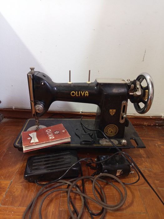 máquina de costura muito antiga , com motor elétrico e pedal