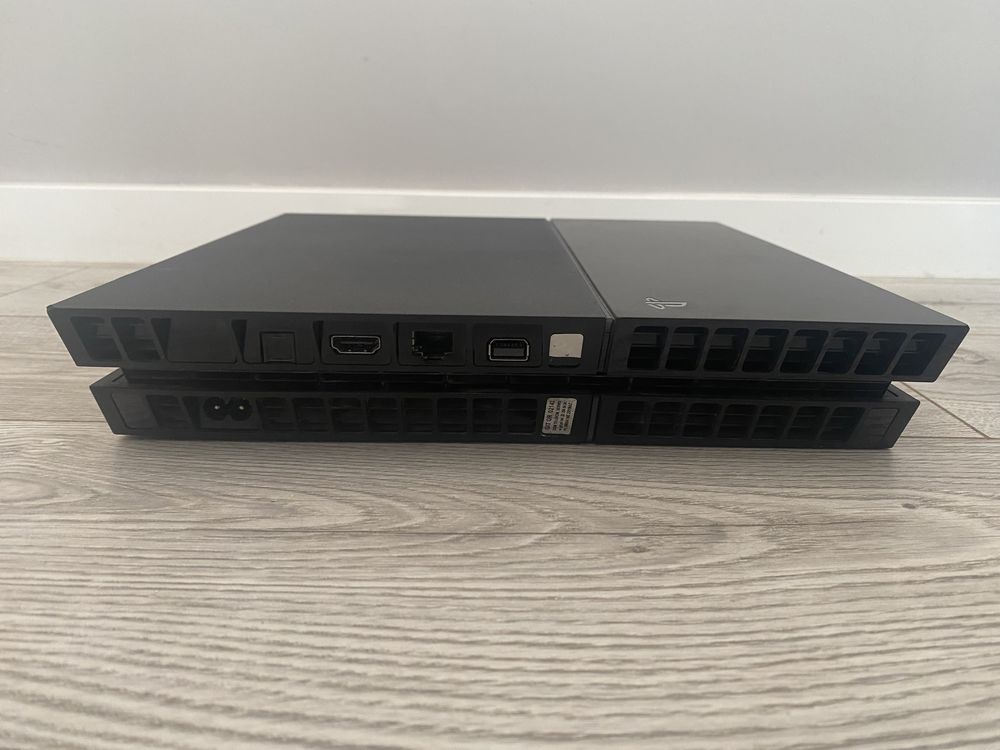 PS4 500gb, 2 pady, kamera, klawiatura i myszka, kierownica, 12 gier