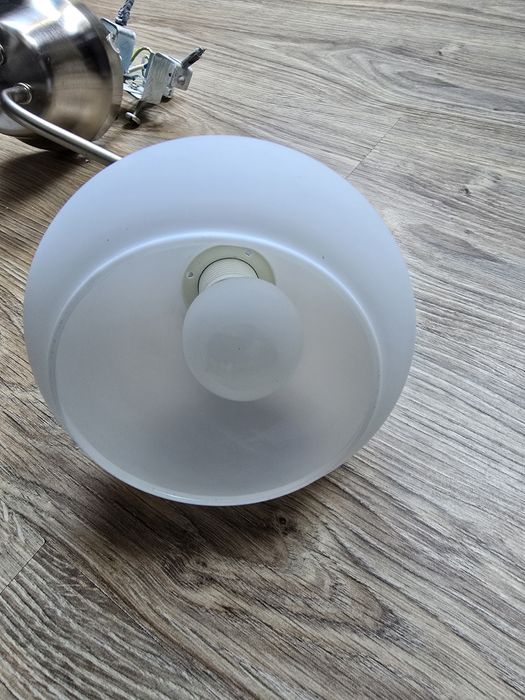 Lampa wisząca 3 klosze w żarówkami stan bardzo dobry