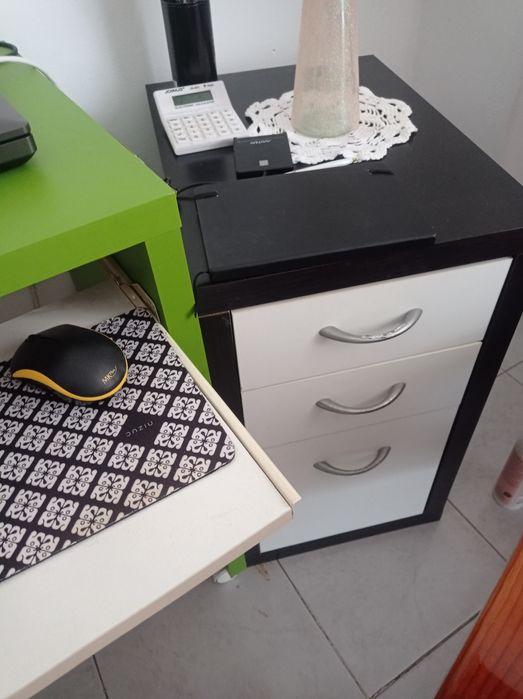 Mesa de Computador e Cómoda