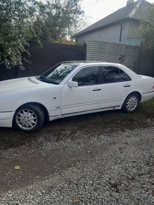 Mercedes-Benz E200 AVANT-GARDE 2л. Газ бензин