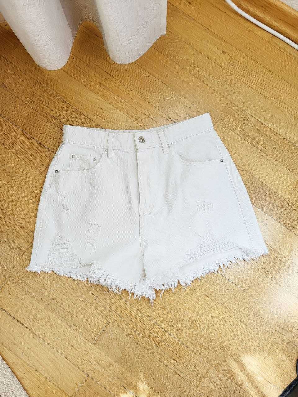 Белые короткие джинсовые шорты летние женские стильные актуальные