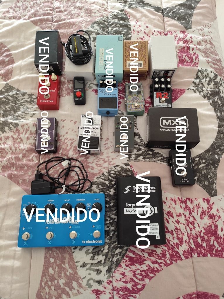 Pedais de guitarra + material música