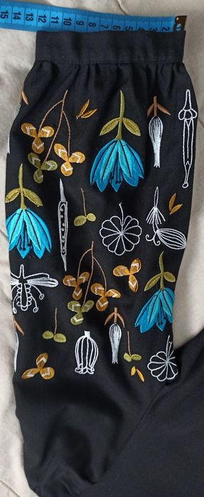 Чорна сукня з вишивкою на рукавах українського бренду Птаха 1613