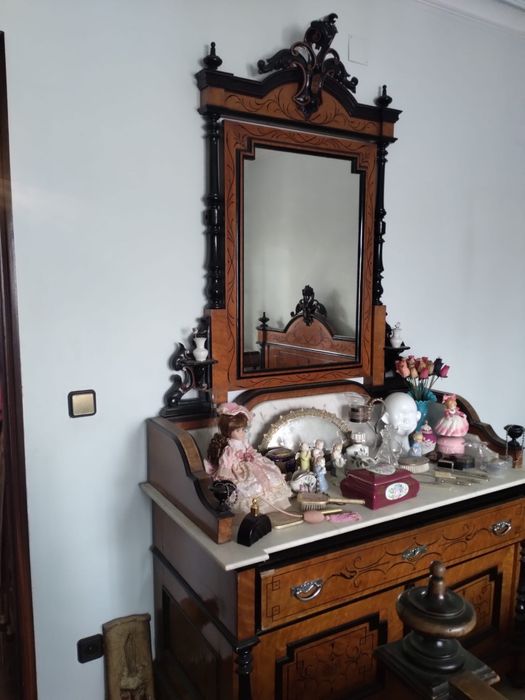 Mobiliário de quarto muito antigo