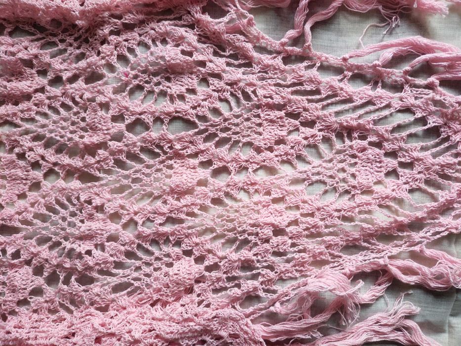 Большая розовая женская шаль с бахромой состояние отличное