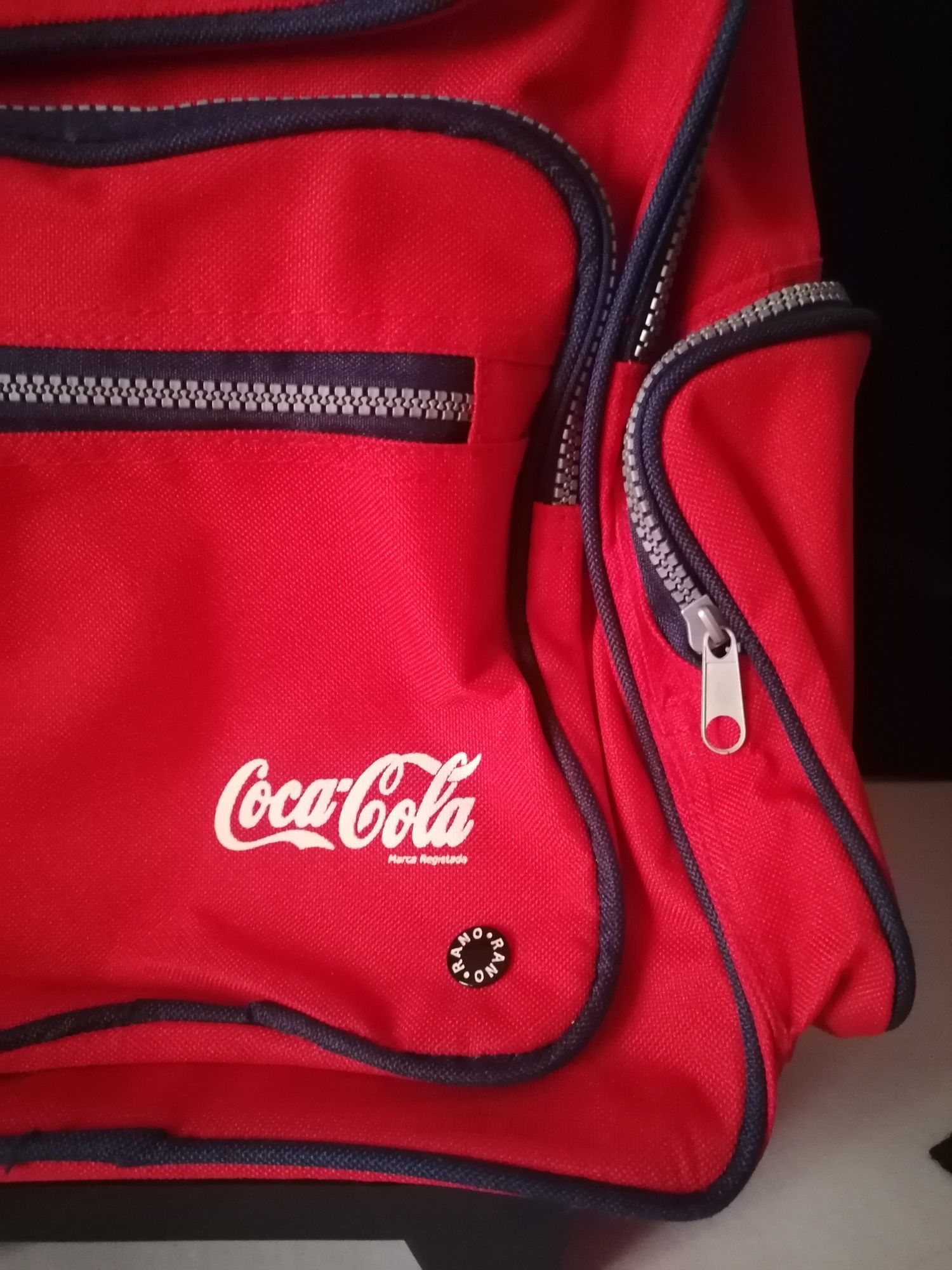 Mochila trolley com publicidade da Coca-Cola