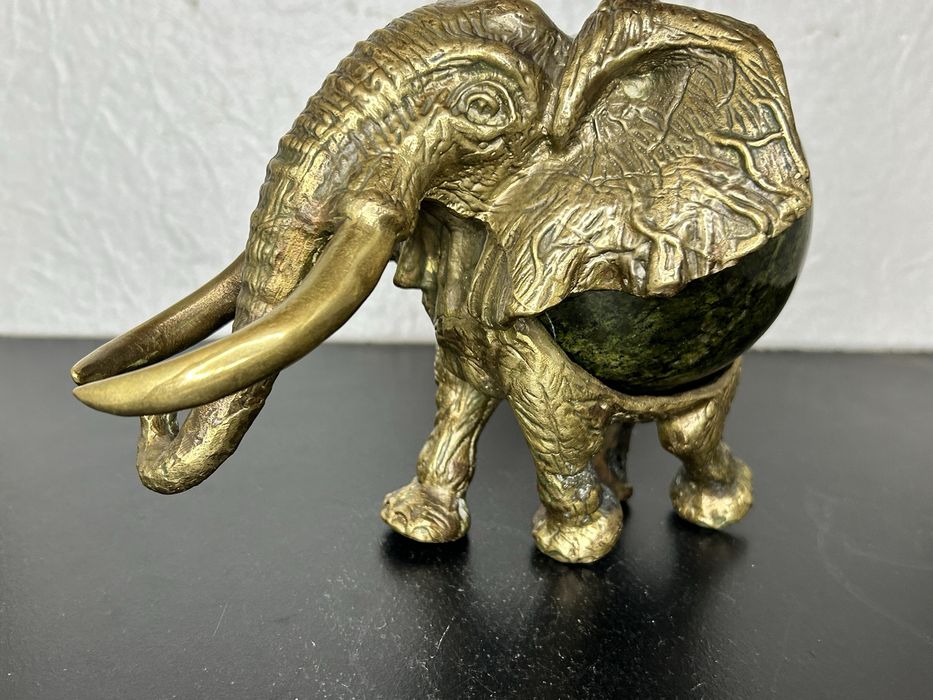 Бронзовая статуэтка Слон с Шаром , камень змеевик